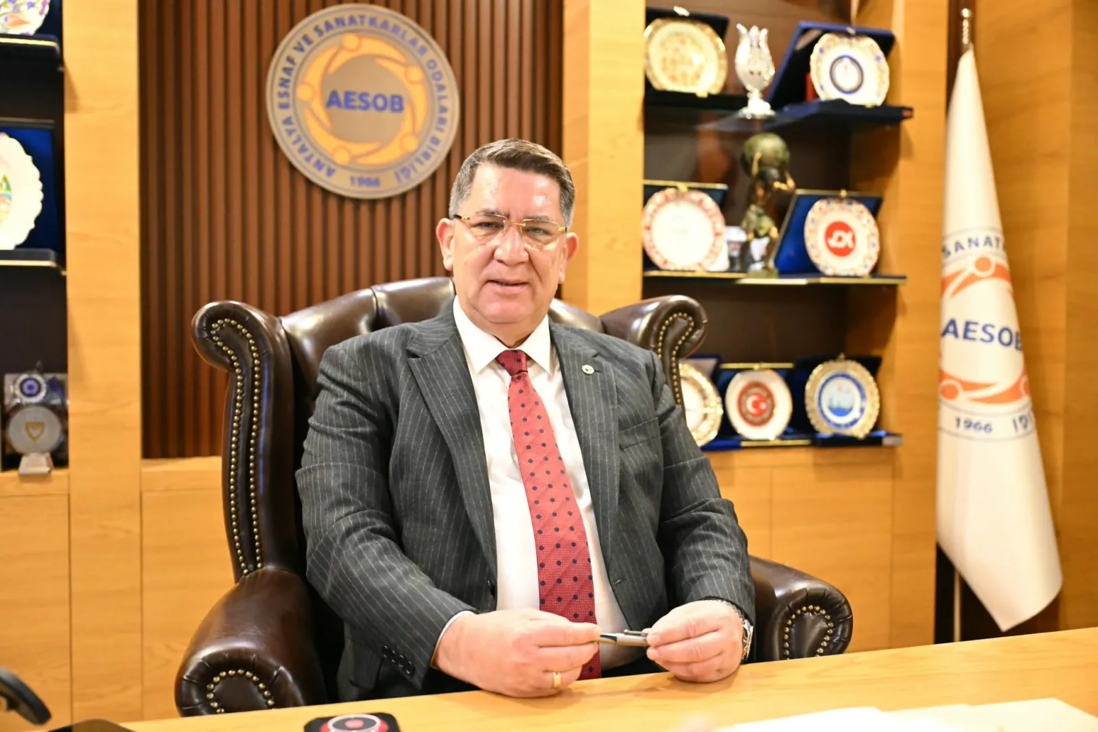 "Okul sepetini esnafımızdan doldurun  Okul alışverişi öncesi velilere çağrıda bulunan AESOB Başkanı Adlıhan Dere, güvenli ve bilinçli alışveriş için yerel esnafı işaret etti .