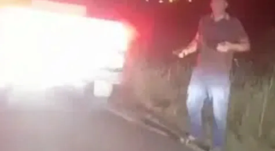 Araçlarıyla seyir halindeki aileye silahlı saldırı iddiası: Dehşet anları kamerada