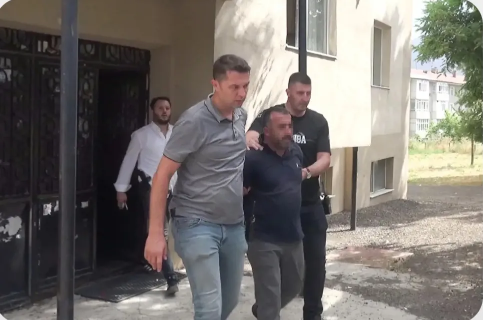 Eşini boşanmaktan vazgeçirmek için 2 çocuğunu alıkoydu