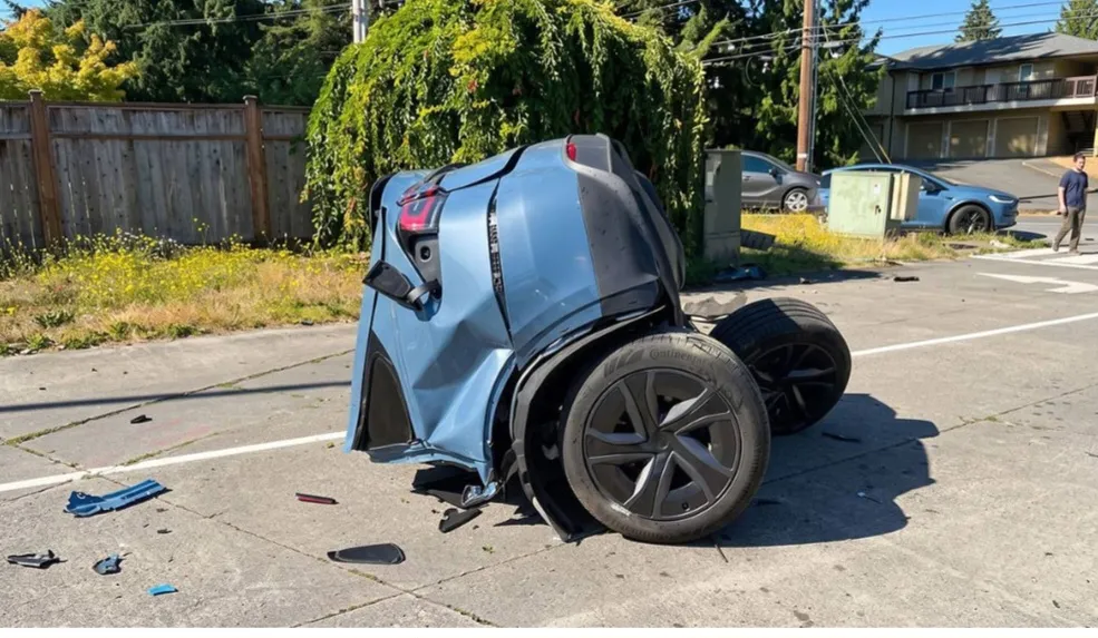 Otonom sürüşteki Tesla çarpışmanın etkisiyle ortadan ikiye bölündü